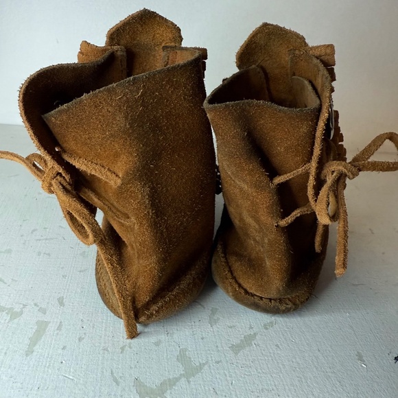 MINNETONKA Two Button Moccasin Booties Brown Soft Sole Fringe - Picture 5 of 7